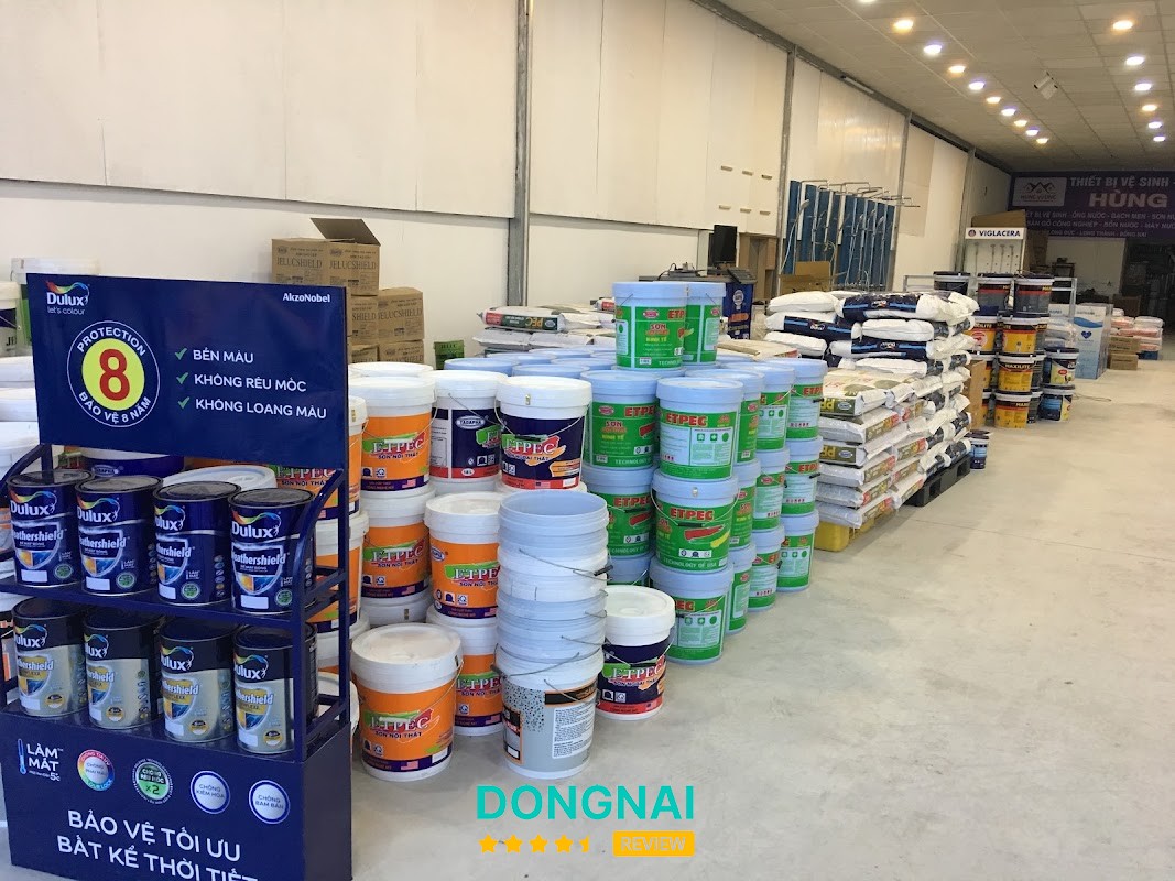 Khu vực trưng bày tại cửa hàng Hùng Vương