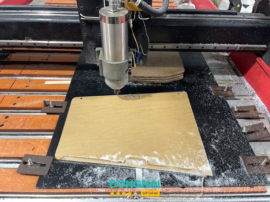 QAH Xưởng Gia Công Cắt Khắc Laser CNC In UV Mica Đồng Nai – hình ảnh 3
