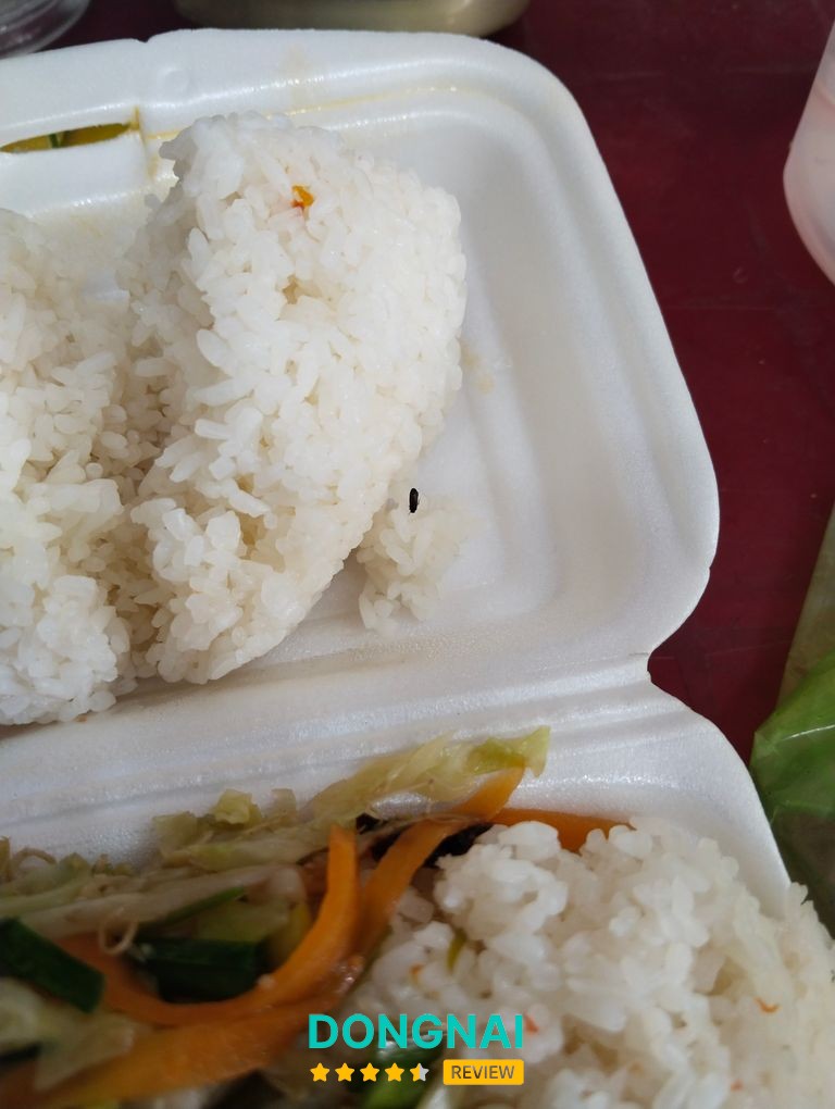 Không gian và món ăn Cơm tấm Hà My