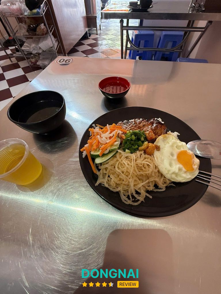 Đĩa cơm tại Cơm Tấm Út