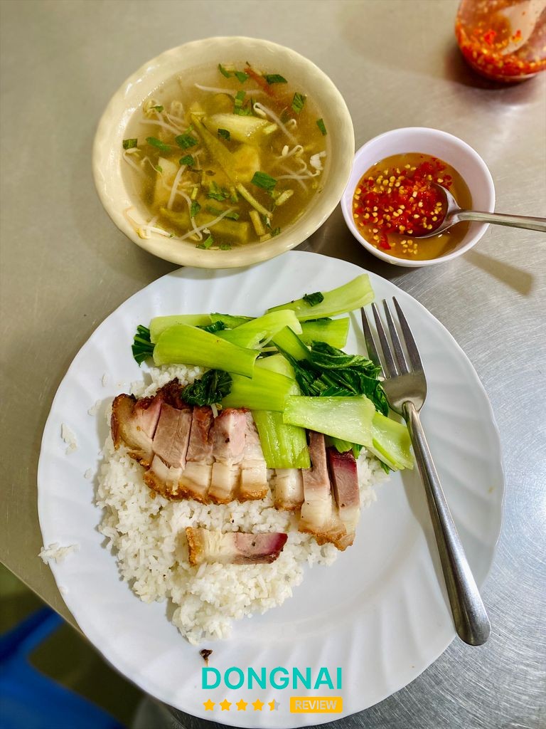 Không gian và món ăn tại Cơm Cô Thu