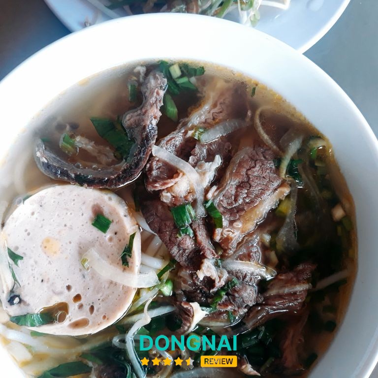 Không gian và món ăn tại Quán Phở Hòa