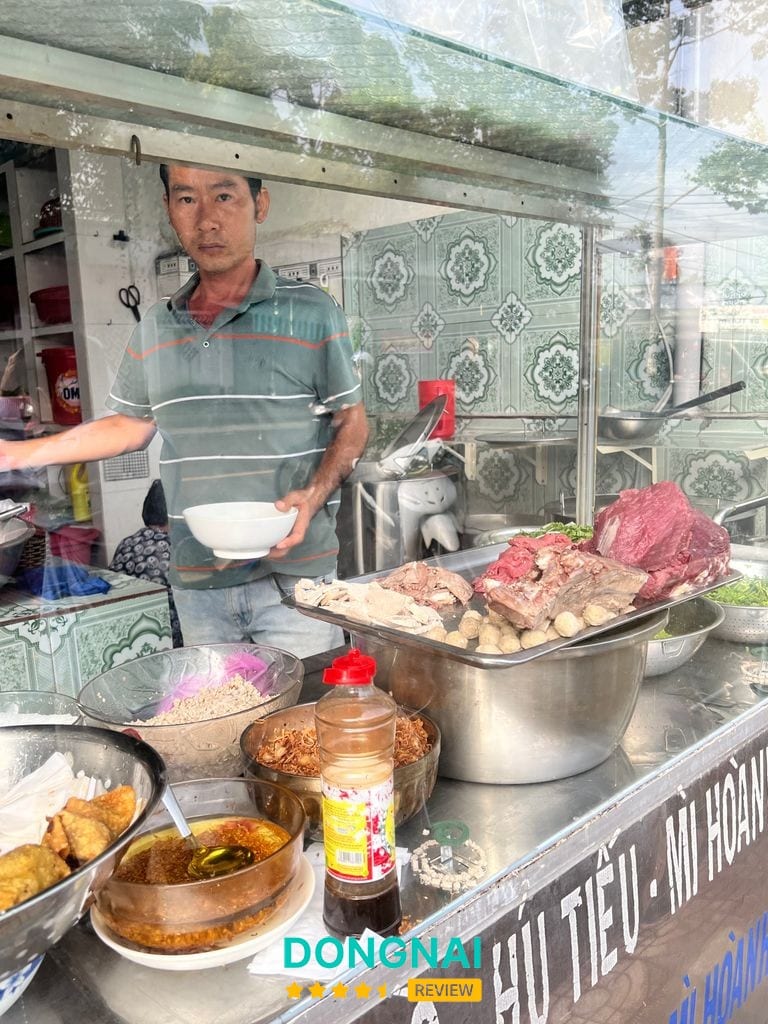 Không gian và món ăn Phở Bà Đề