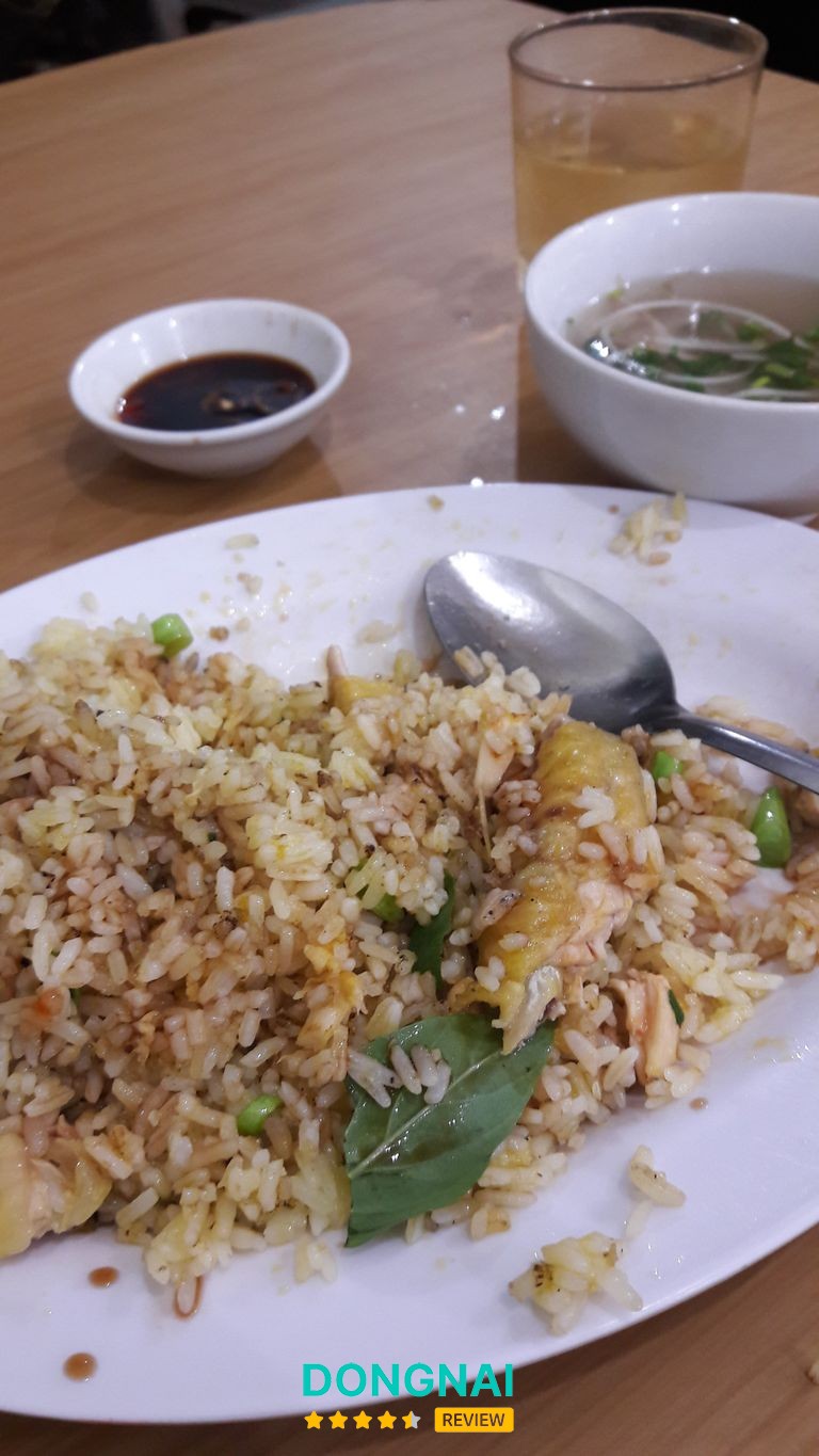 Không gian và món ăn Quán Phở Loan