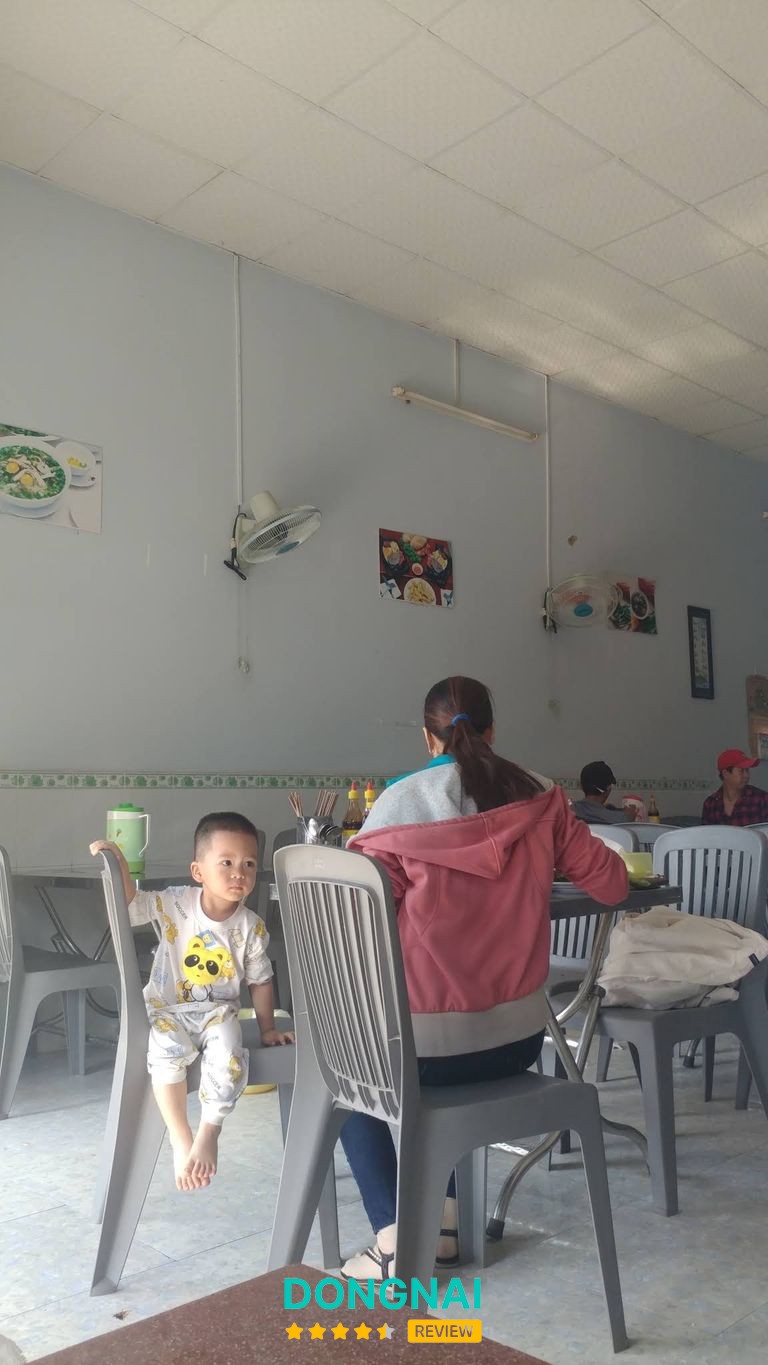 Không gian và món ăn tại Phở Anh