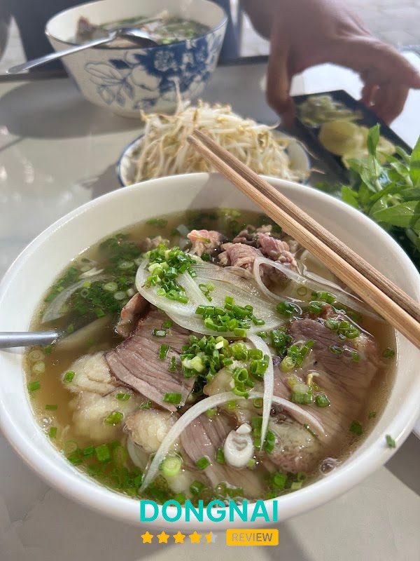 Không gian quán Phở Lý Quốc Sư La Ngà