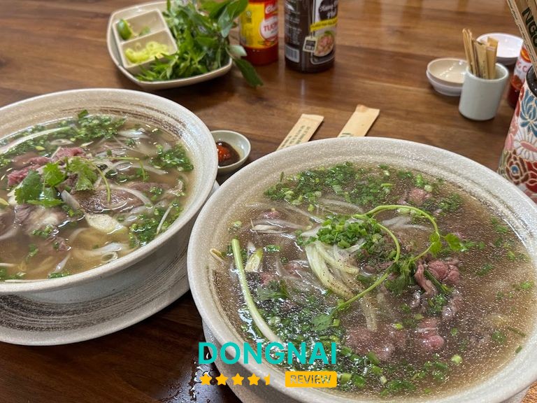 Không gian và món ăn Phở Ngò