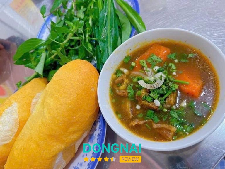 Quán Phở 12 tại Quốc lộ 1A, Xuân Lộc