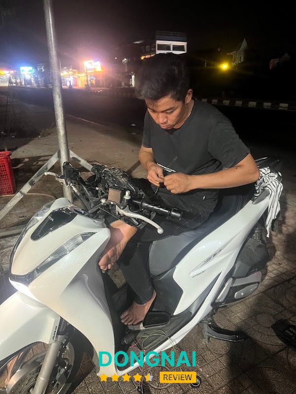 Khu vực sửa chữa tại tiệm cứu hộ xe Đồng Xoài