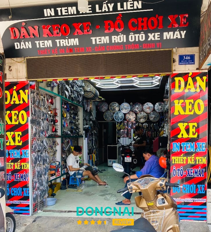 Đồ chơi xe dán keo xe Trung Tín ở Tam Hiệp